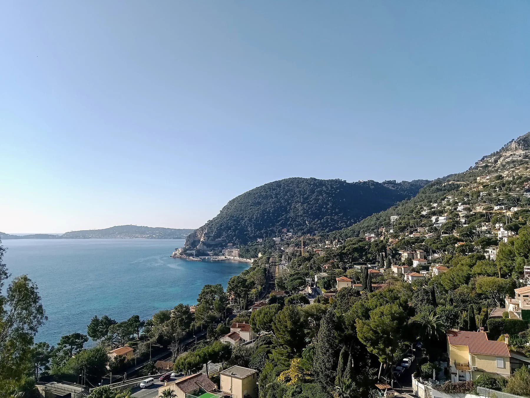 Bahnstrecke, Häuser und Küste in Èze-sur-Mer